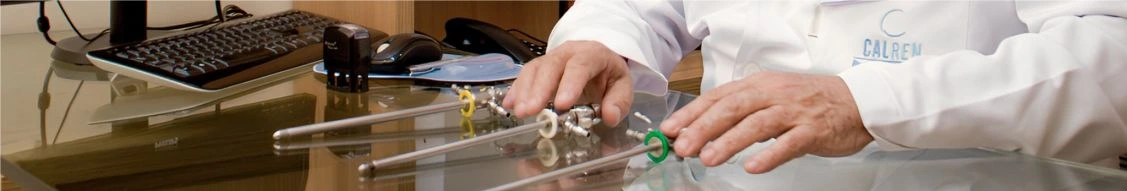 Profissional e instrumentos urológicos em fotografia publicada pelo CALREN Hospital