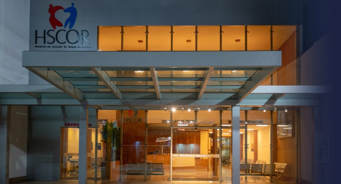 Entrada do Hospital do Coração de Duque de Caxias à noite