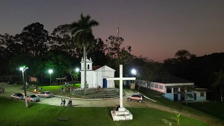 Capela de Nosso Senhor do Bonfim ao anoitecer, em Magé